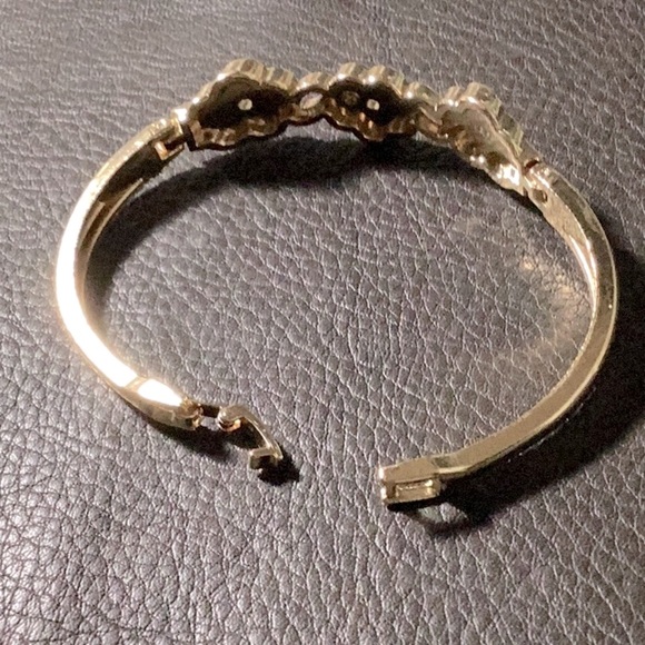 Gold Three Flowers Zirconia Stones Bracelet - Picture 3 of 3